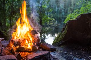 bois de camping qui brule